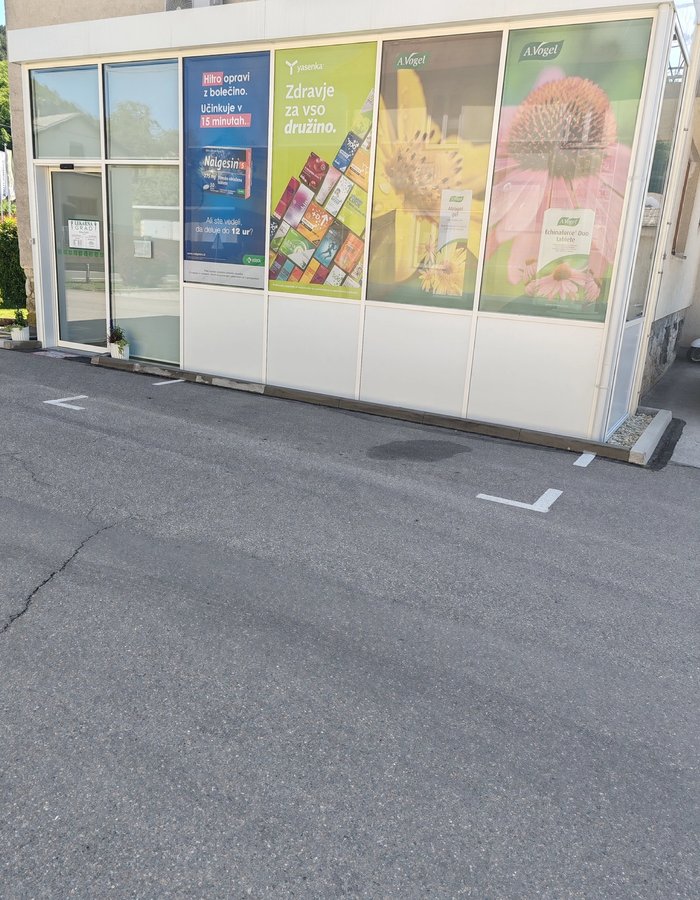 Zunanjost Lekarne Grad — vhod in parkirišče