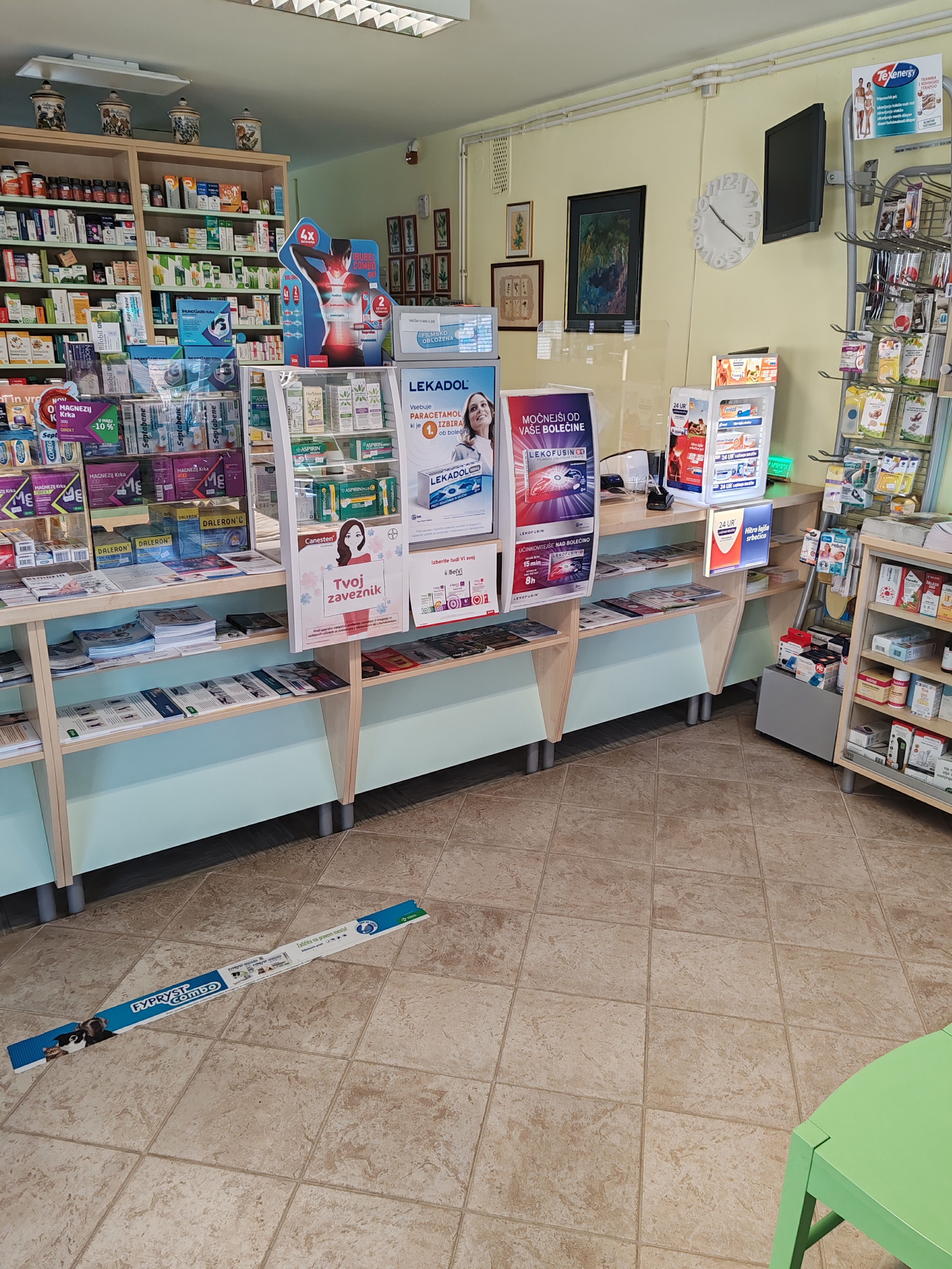 Pultni del Lekarne Grad s prospekti in promocijskimi materiali