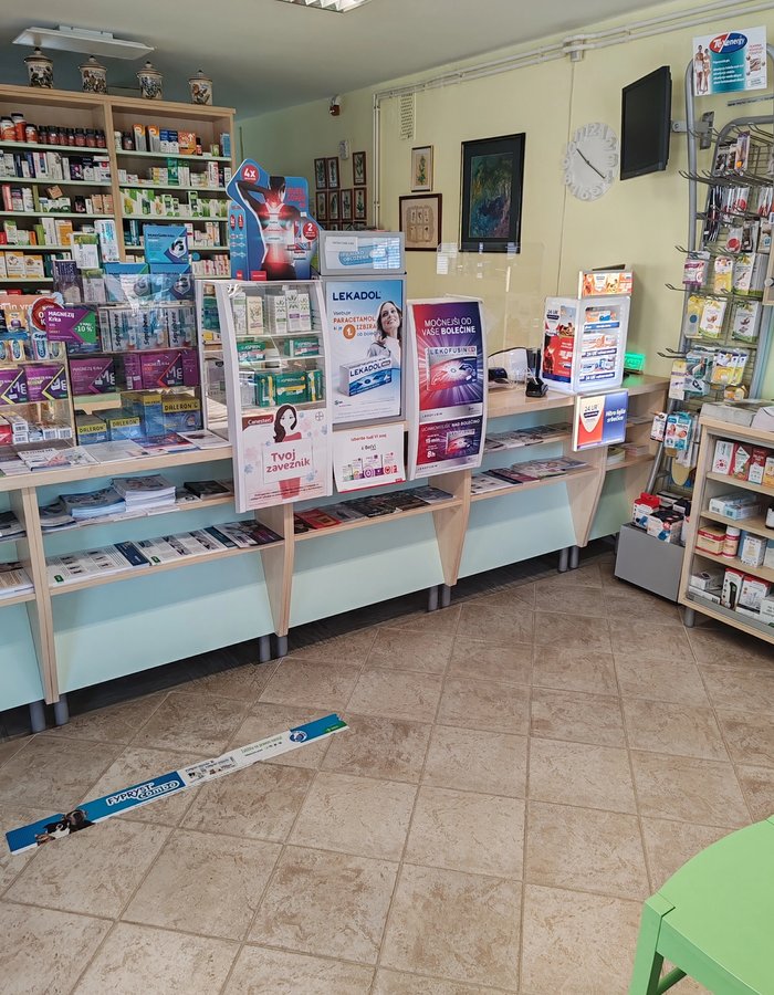 Pultni del Lekarne Grad s prospekti in promocijskimi materiali