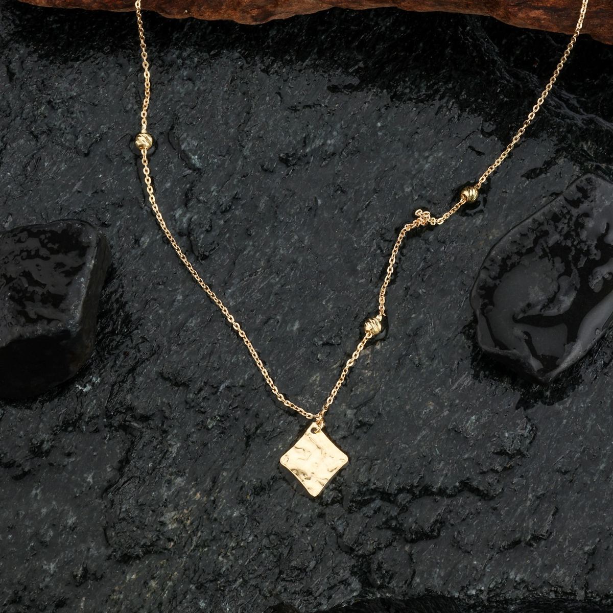 18K gold gold hammered square pendant