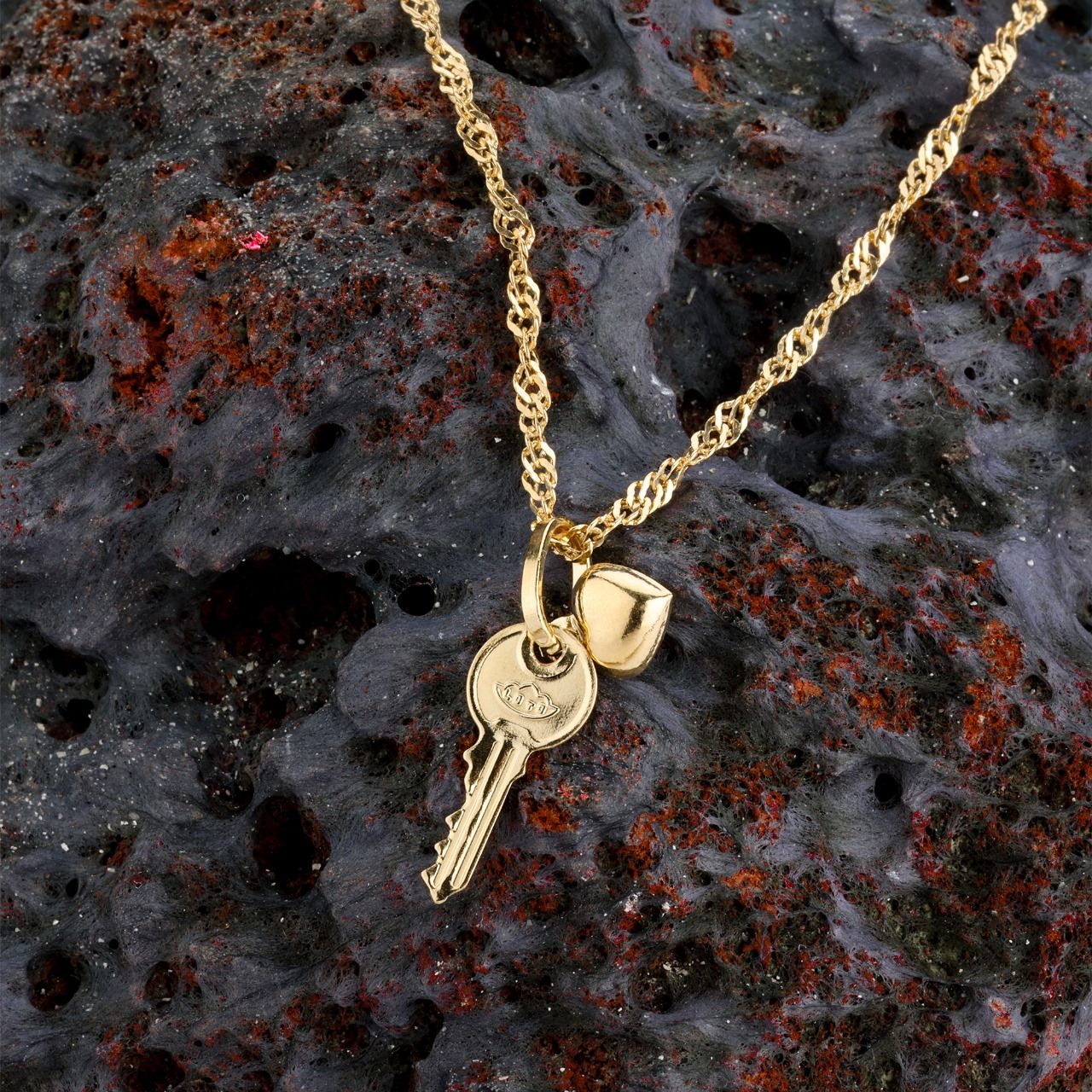 18K gold gold key and heart charm pendant