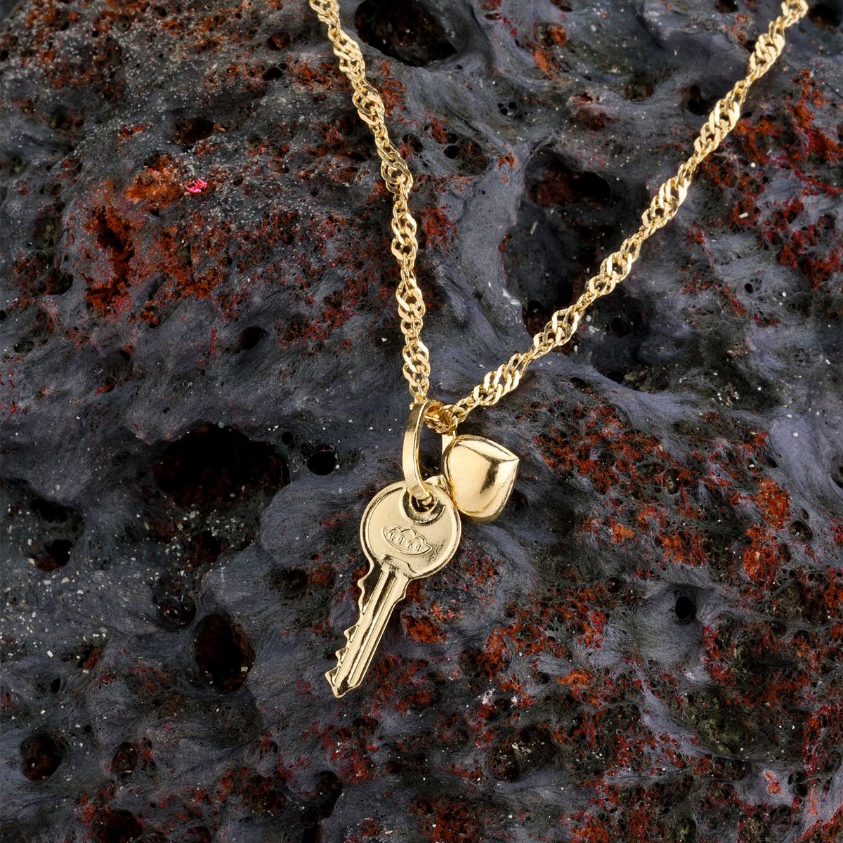 18K gold gold key and heart charm pendant