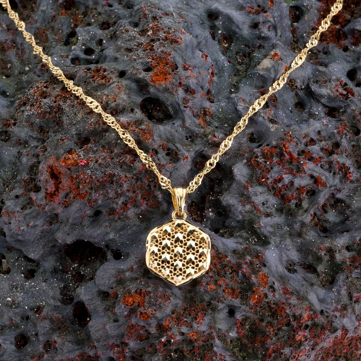 18K gold gold filigree diamond-cut pendant