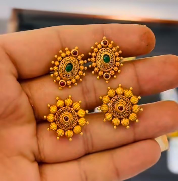 22K gold gold stone-studded floral stud earrings