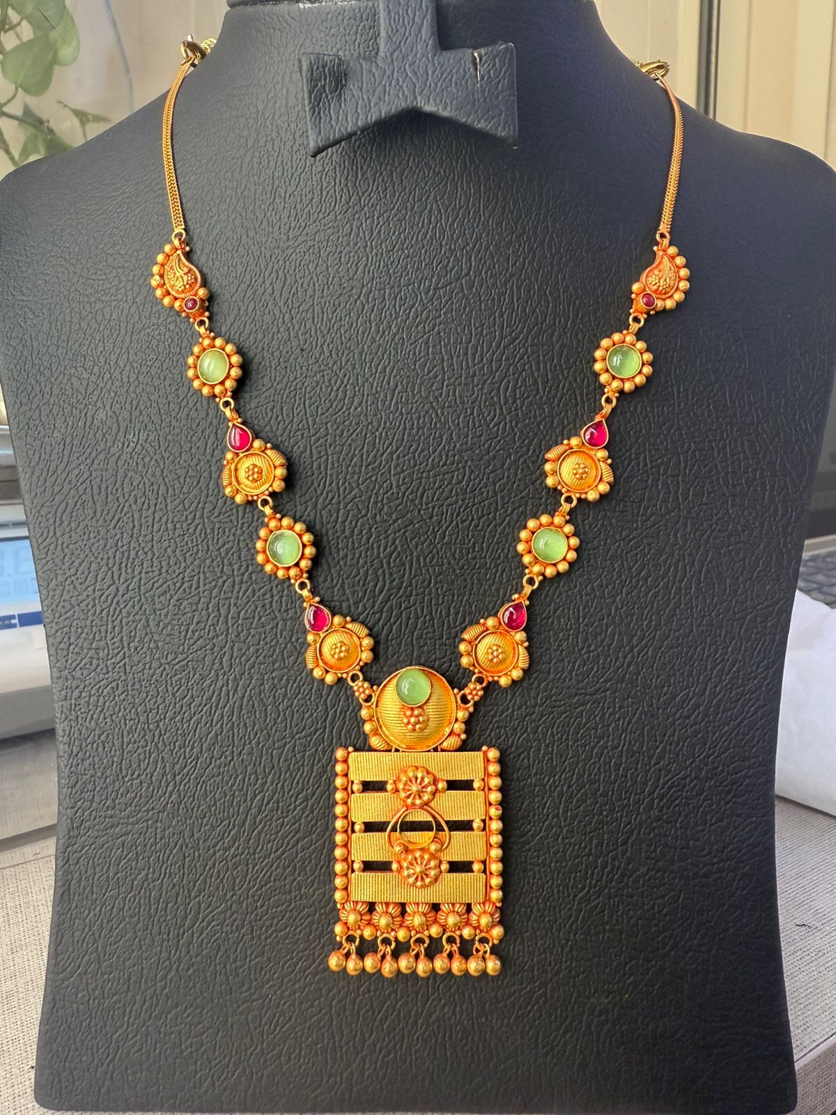 22K gold gold stone-studded long necklace