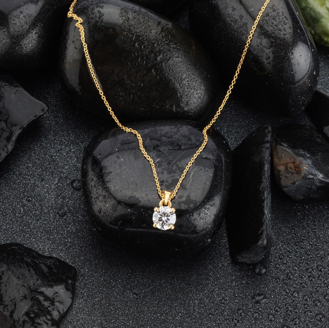 18K gold gold solitaire stone-studded pendant