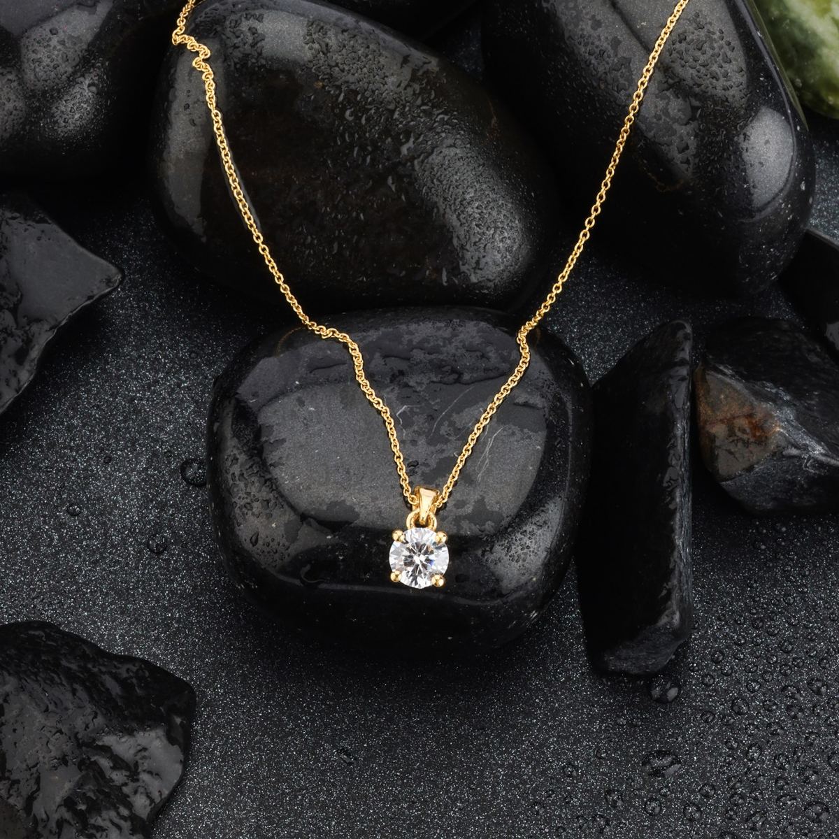 18K gold gold solitaire stone-studded pendant