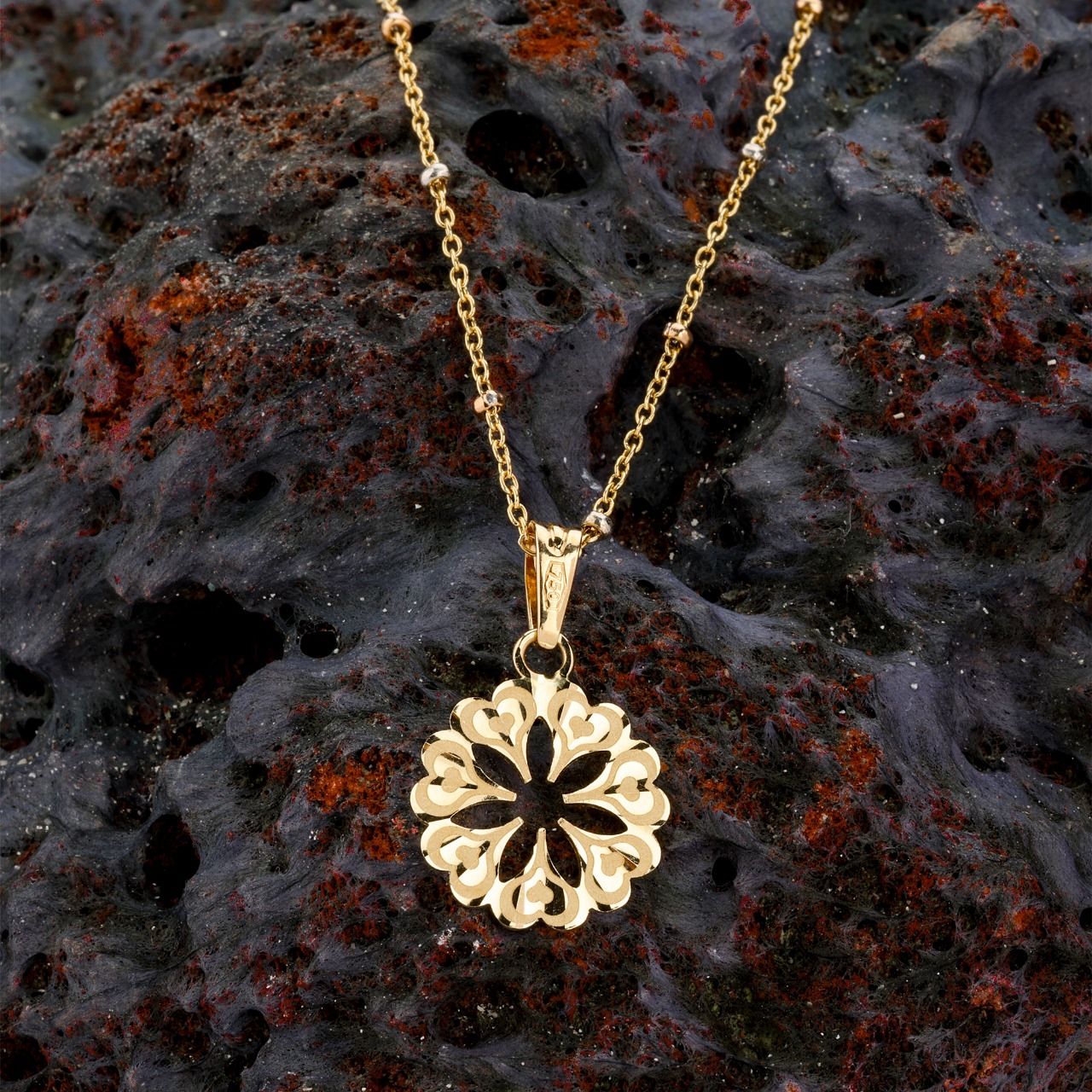 18K gold gold filigree floral pendant
