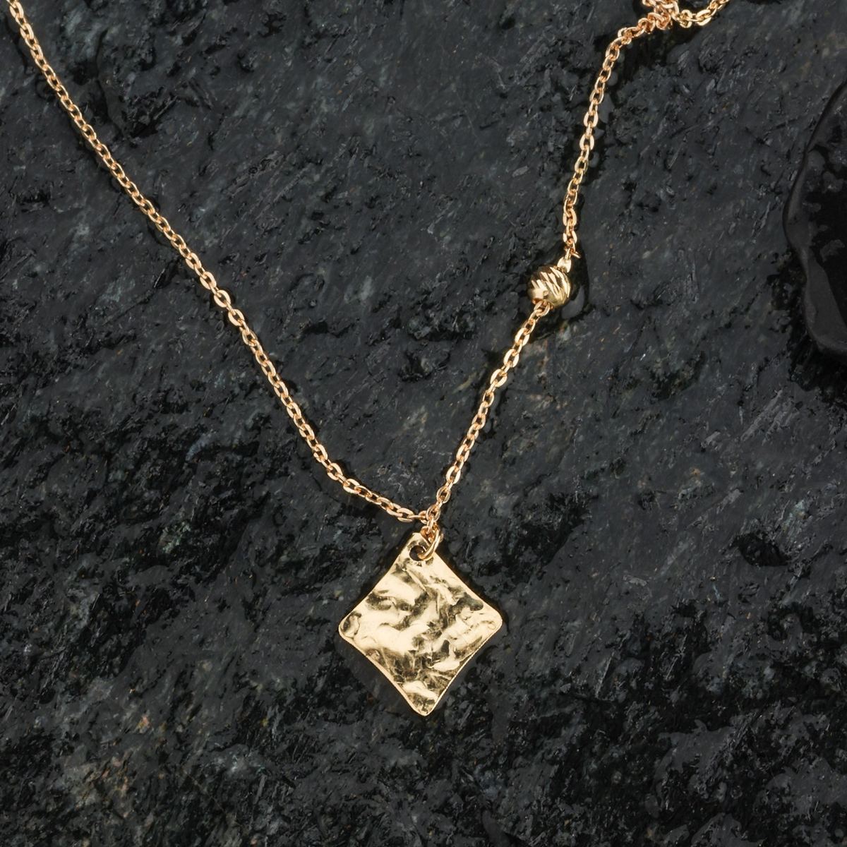 18K gold gold hammered square pendant