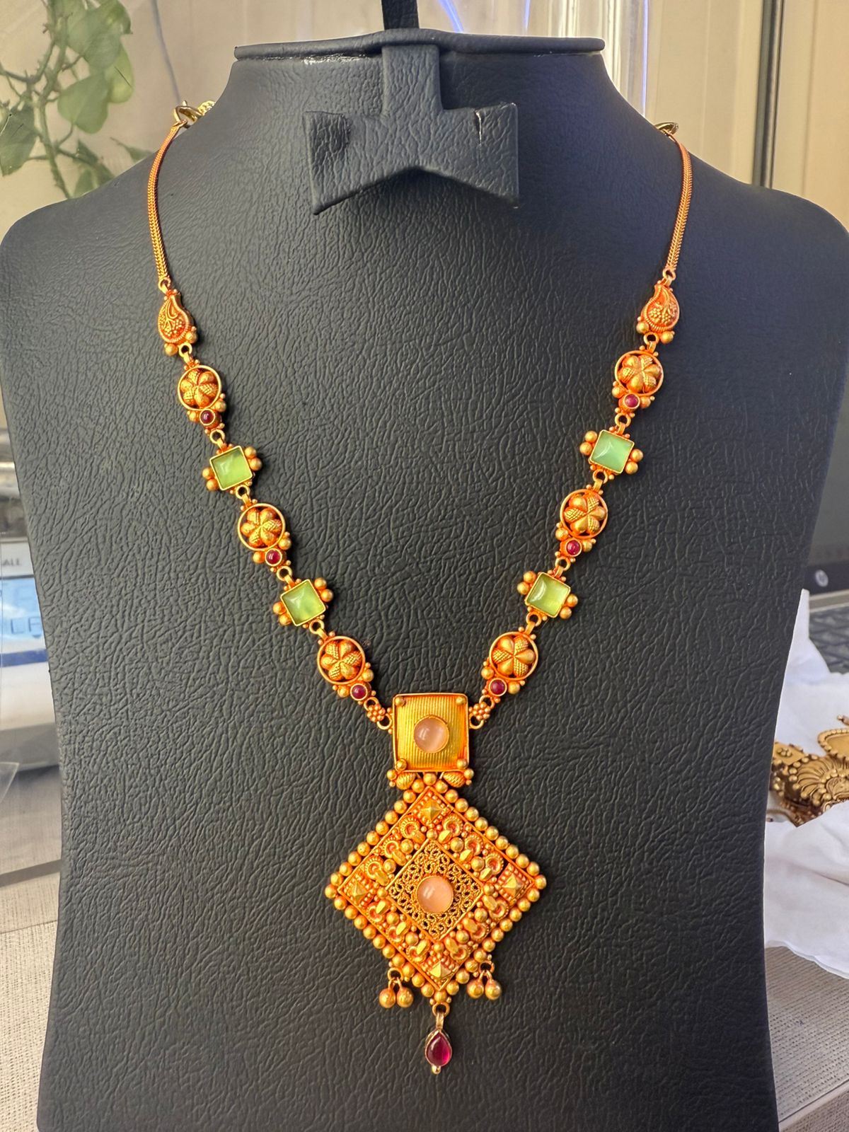 22K gold stone-studded pendant necklace