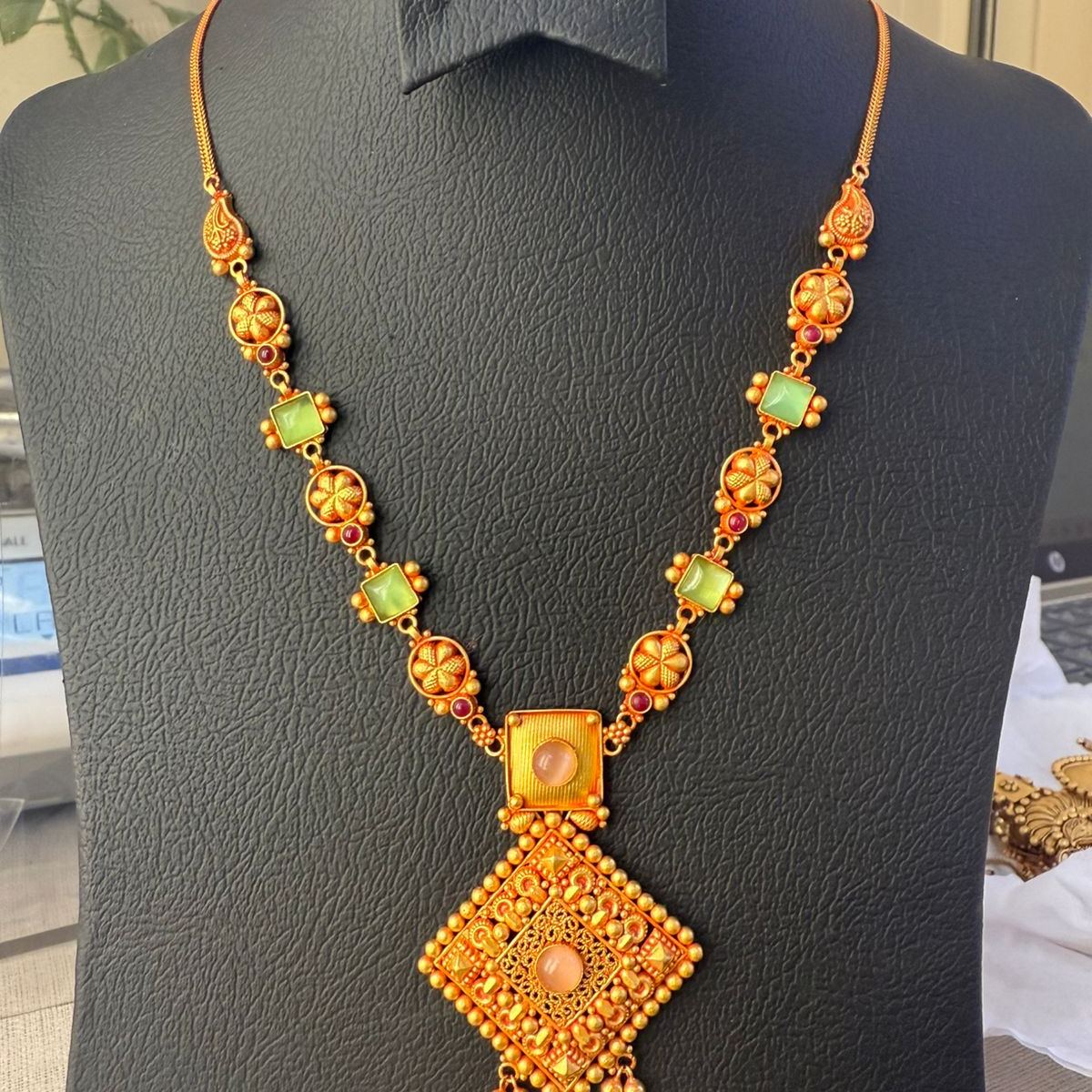 22K gold stone-studded pendant necklace