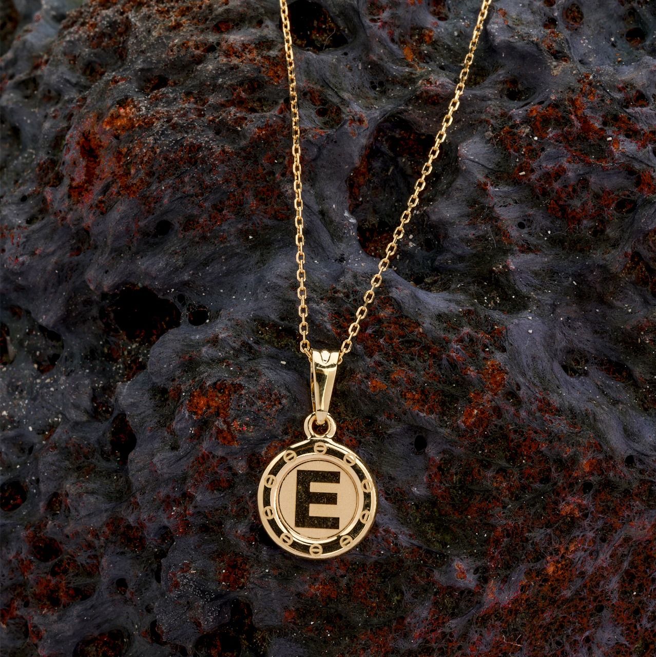18K gold gold round initial pendant