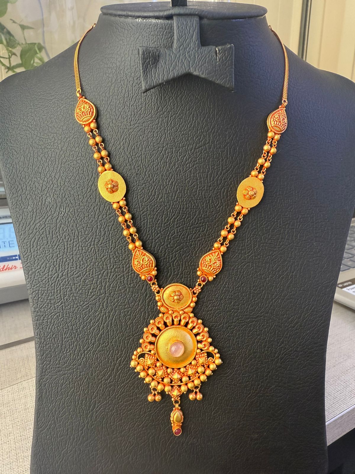 22K gold gold long necklace with round stone-studded pendant