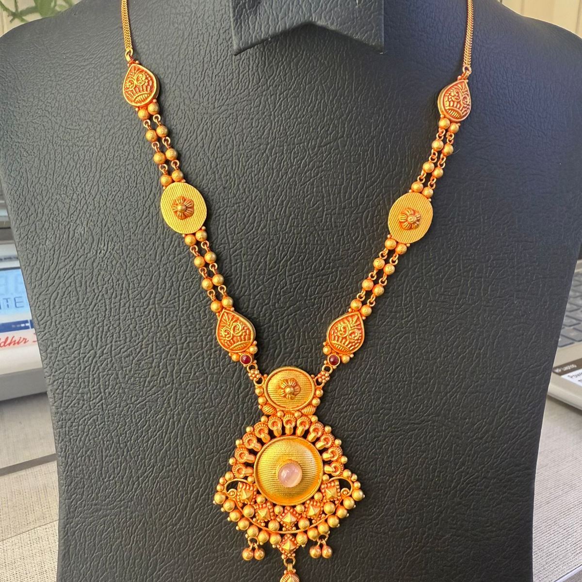 22K gold gold long necklace with round stone-studded pendant