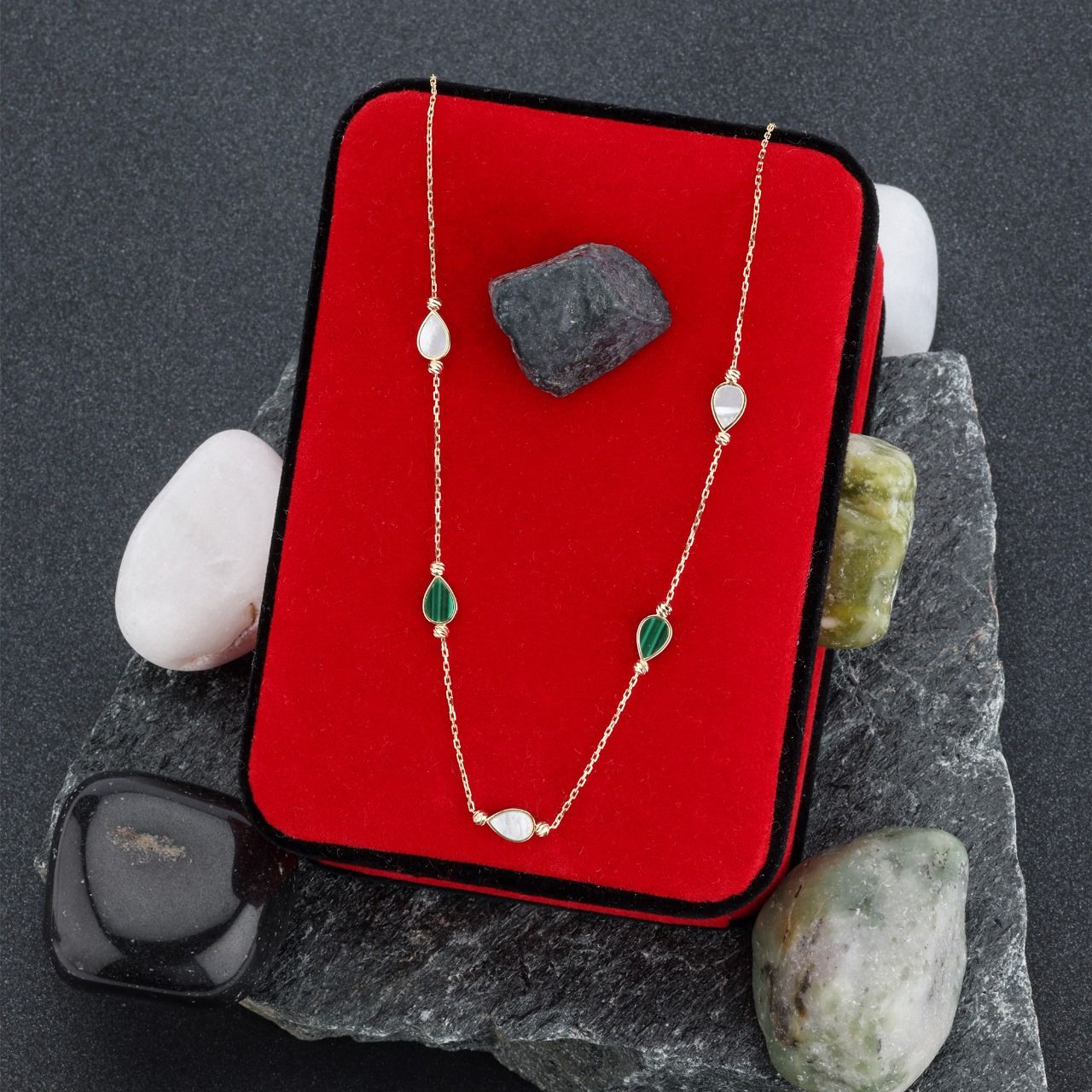 18K gold gold teardrop stone-studded station necklace
