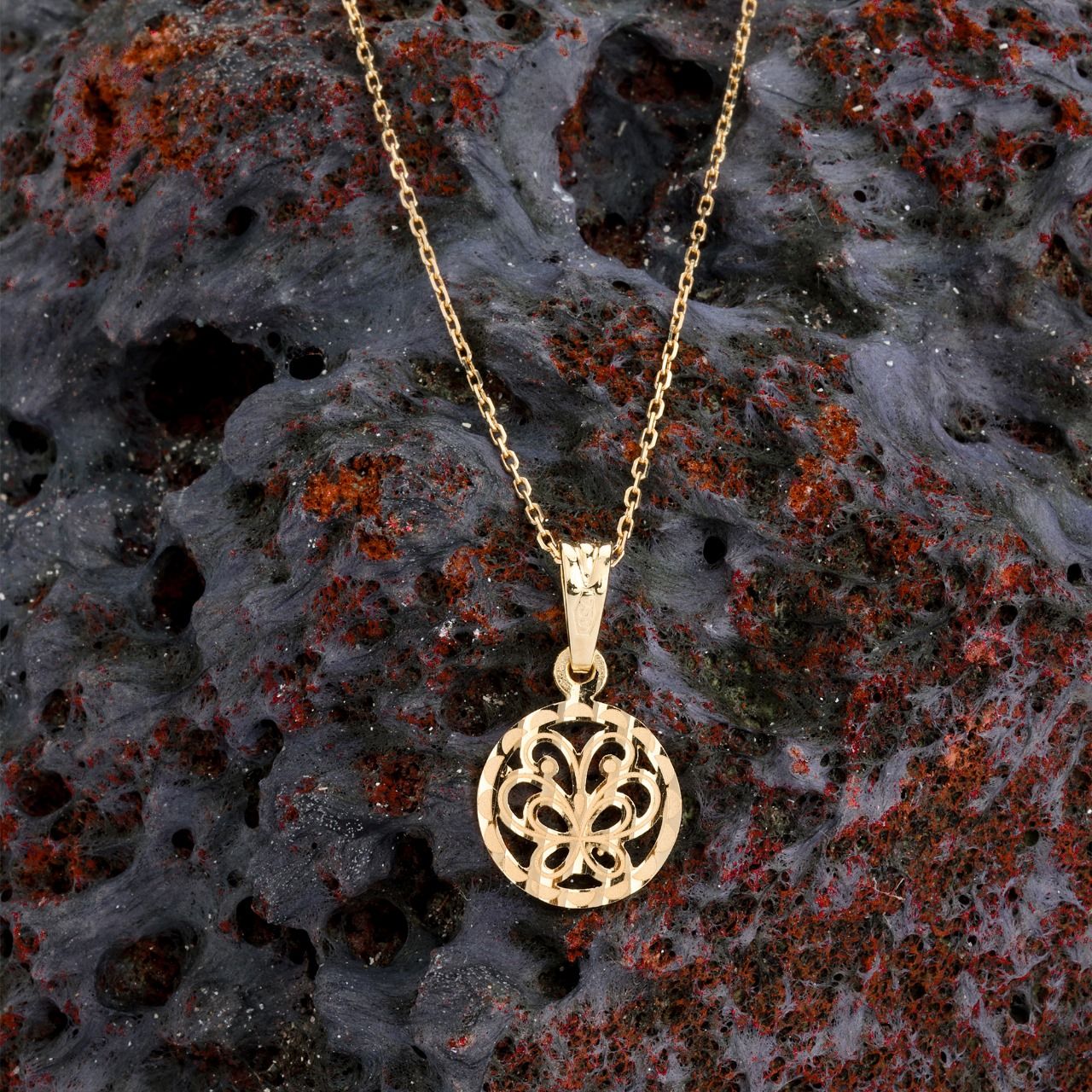 18K gold gold filigree round pendant