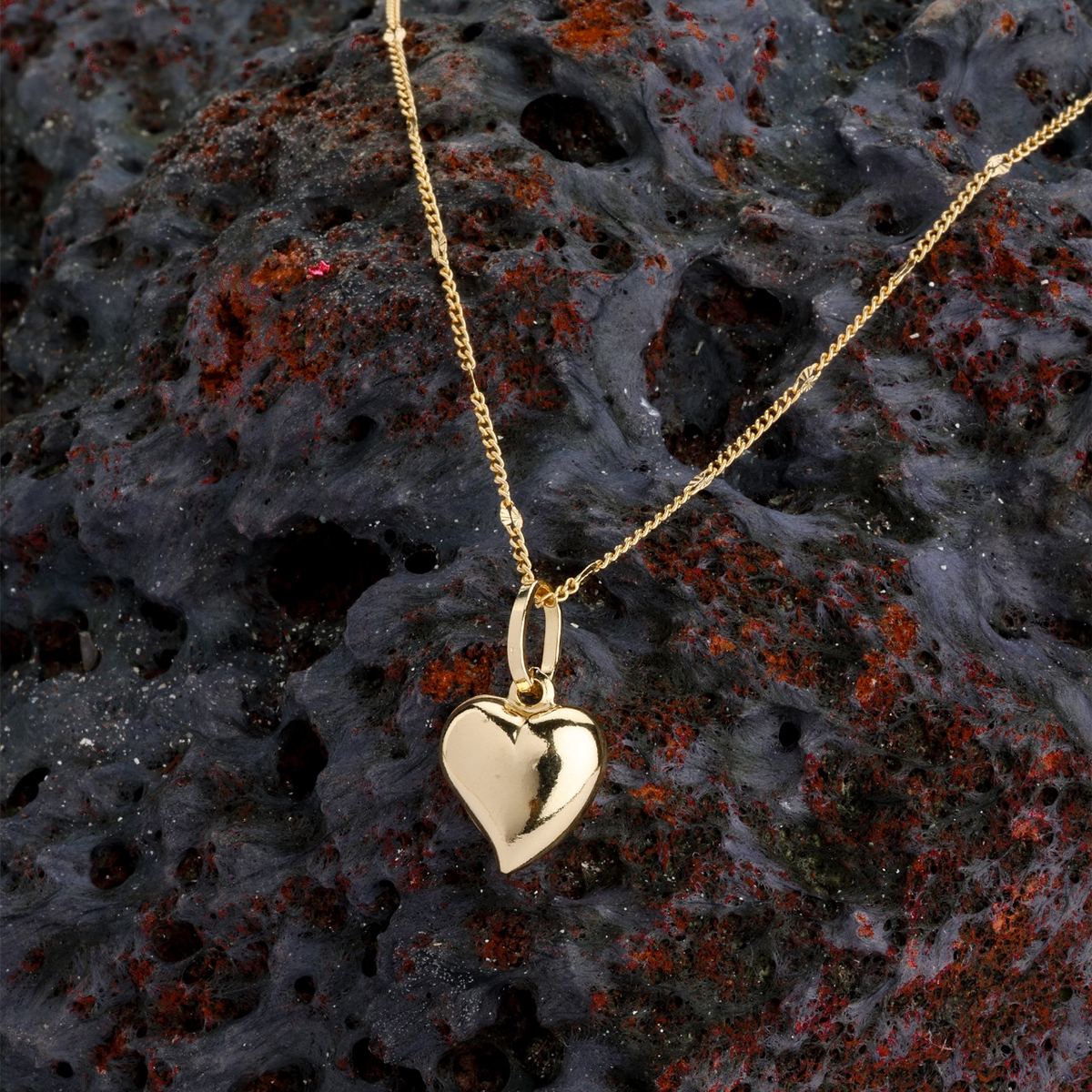 18K gold gold puffed heart pendant