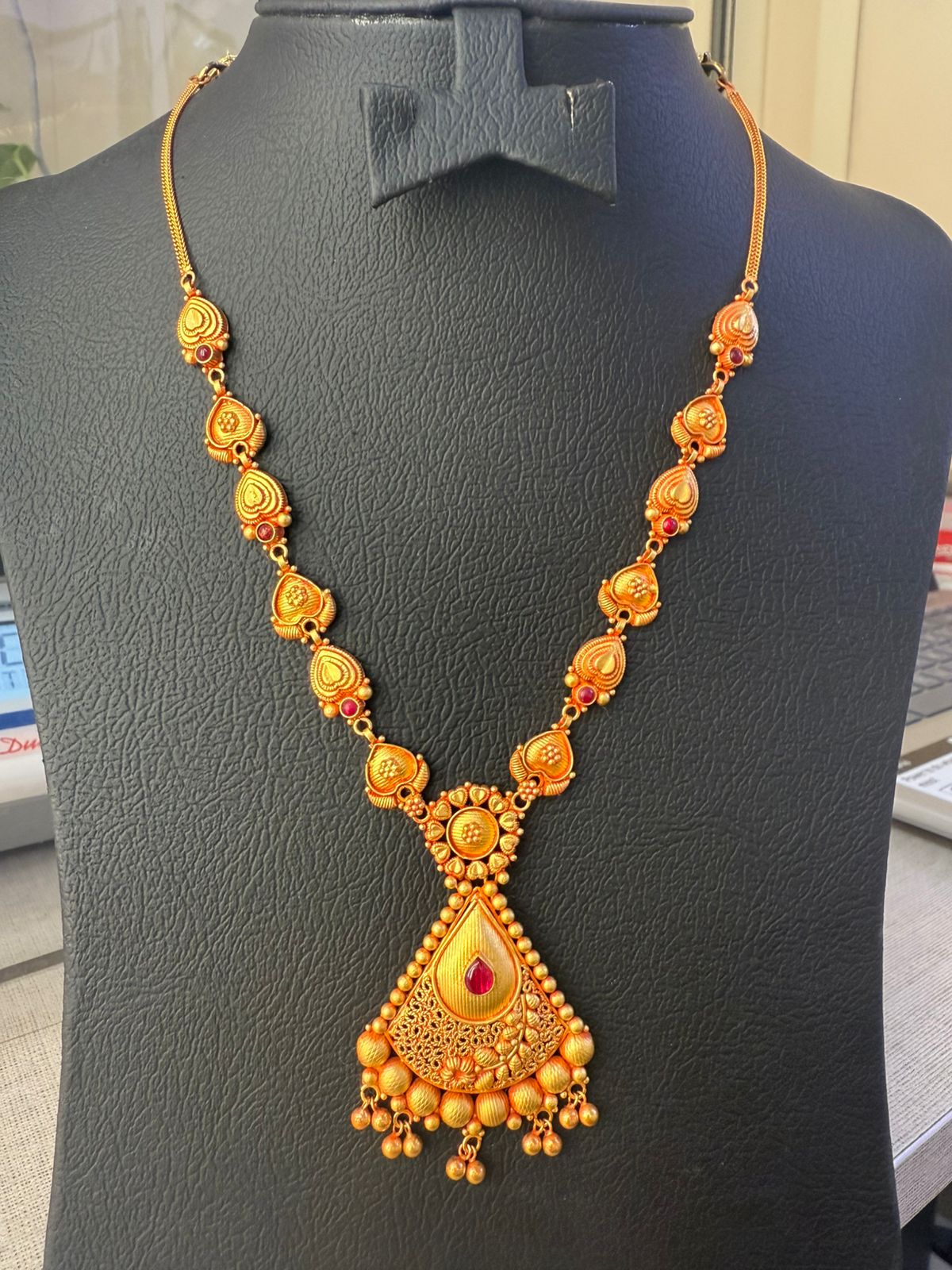 22K gold gold stone-studded necklace