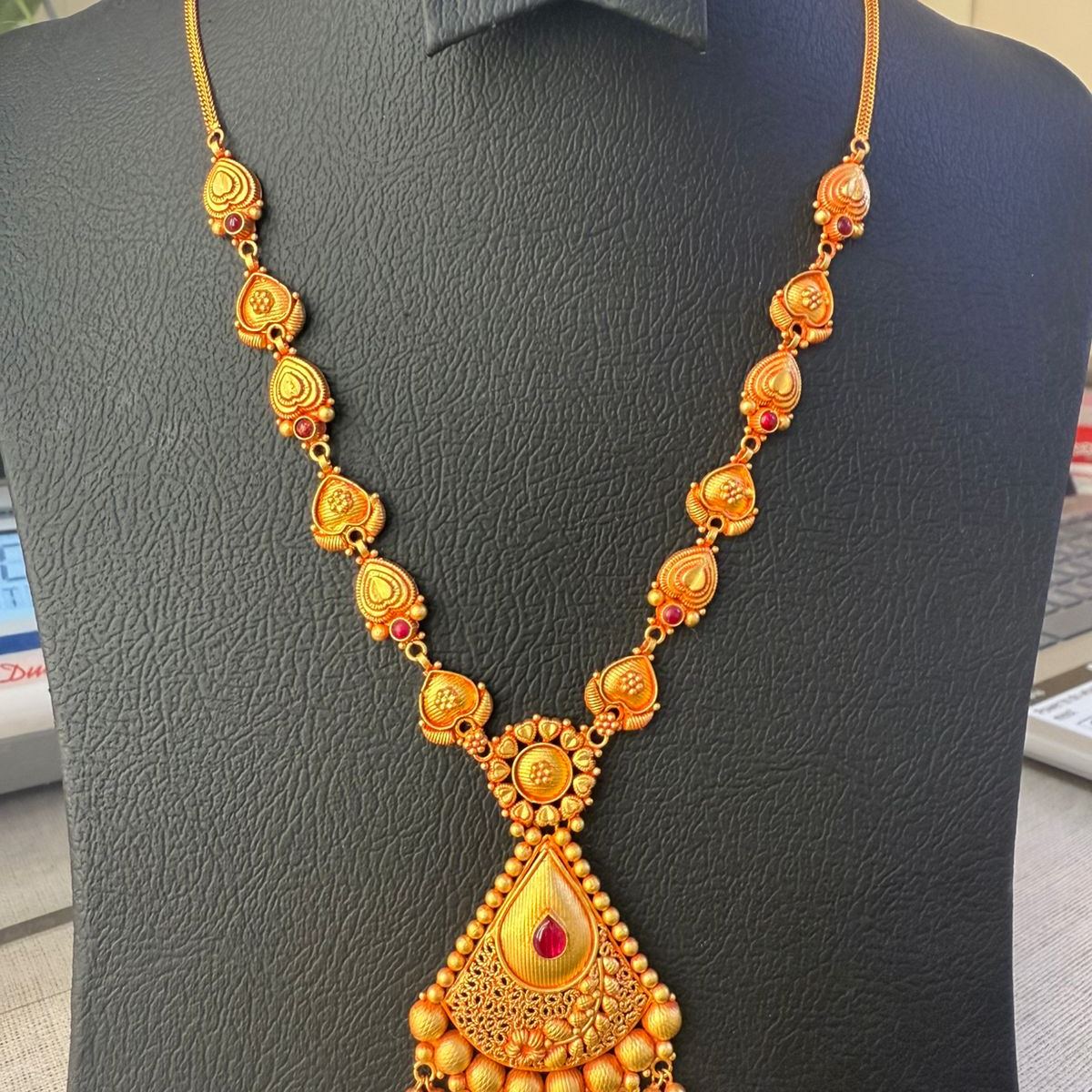 22K gold gold stone-studded necklace