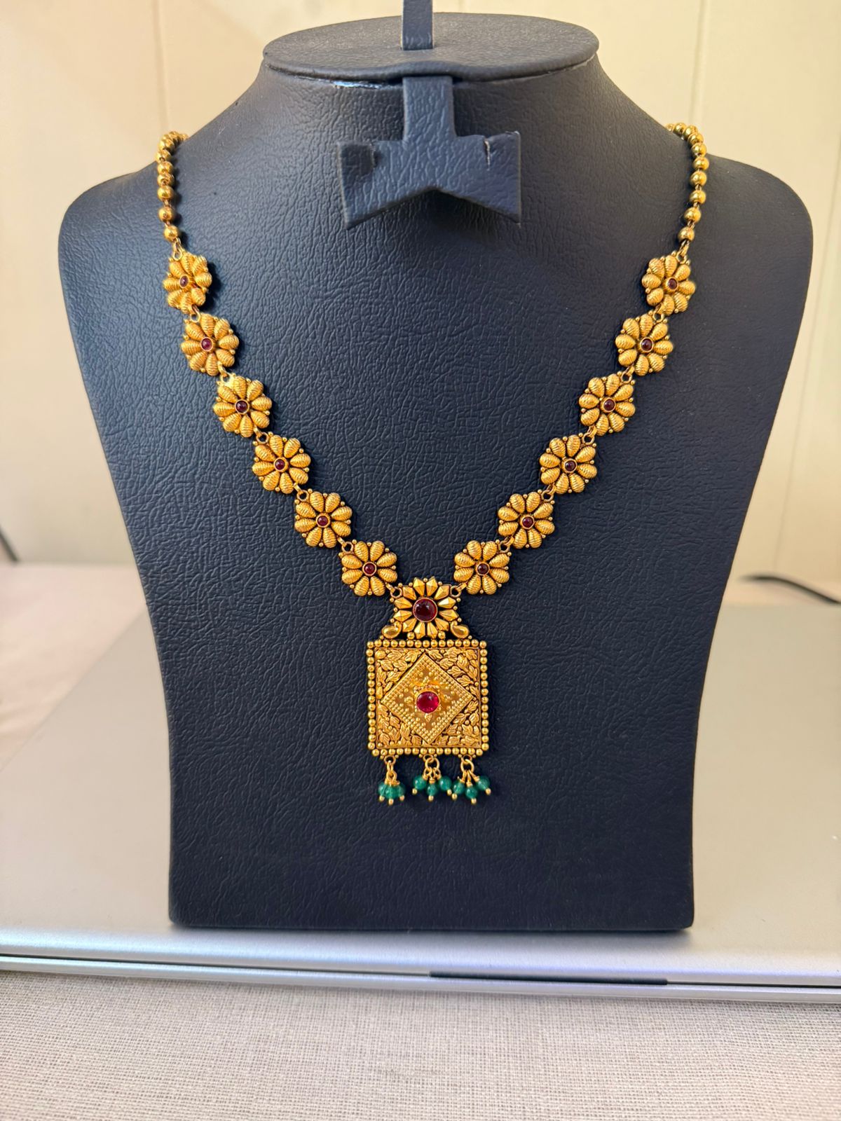 22K gold gold floral stone-studded necklace