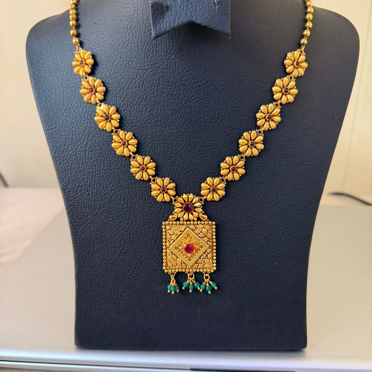 22K gold gold floral stone-studded necklace