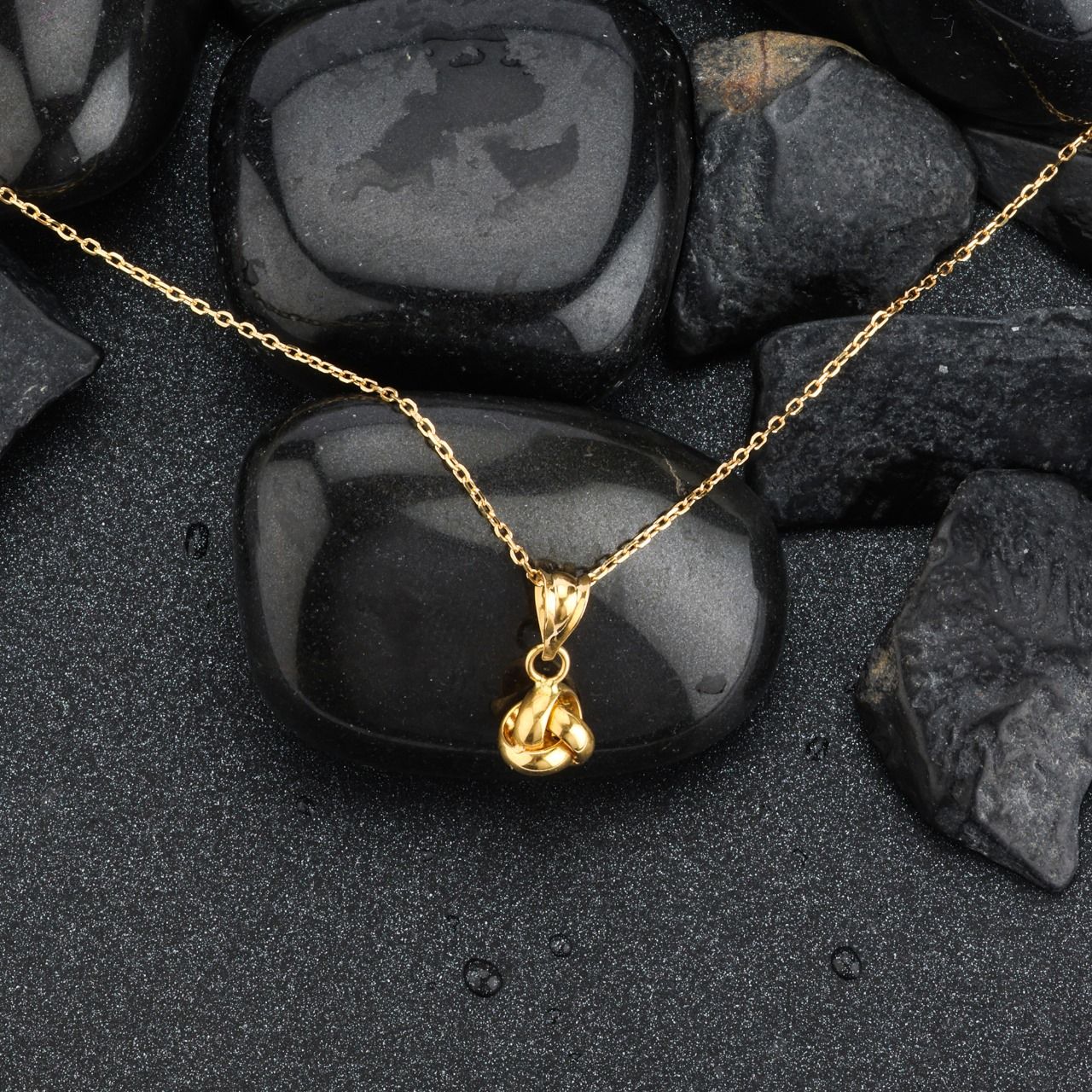 18K gold gold knot pendant
