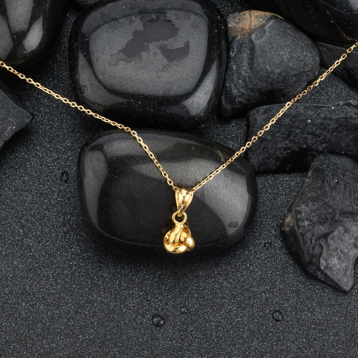 18K gold gold knot pendant