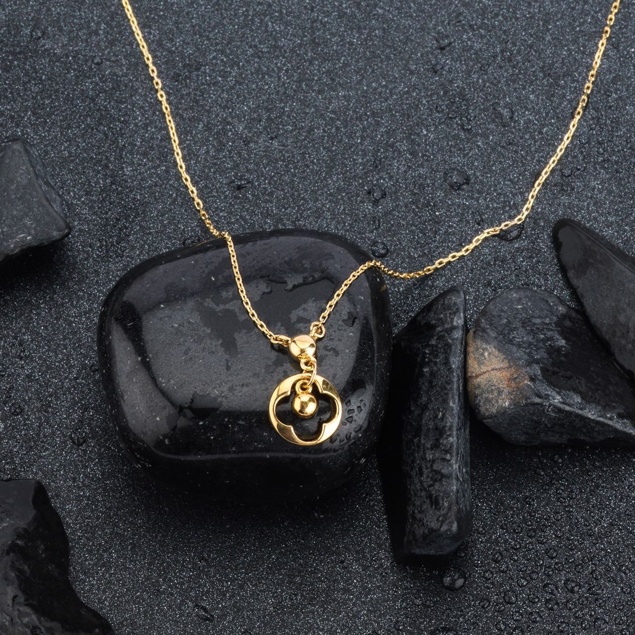 18K gold gold clover pendant on chain