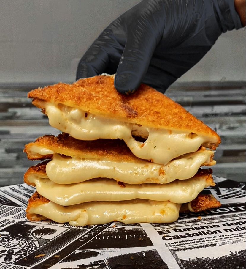 Torre queso emmental frito