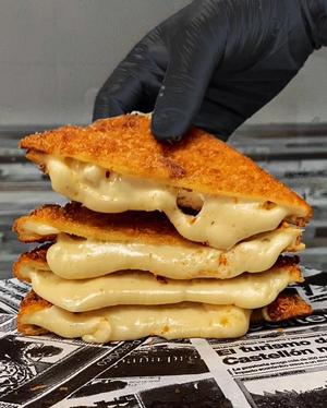 Torre queso emmental frito