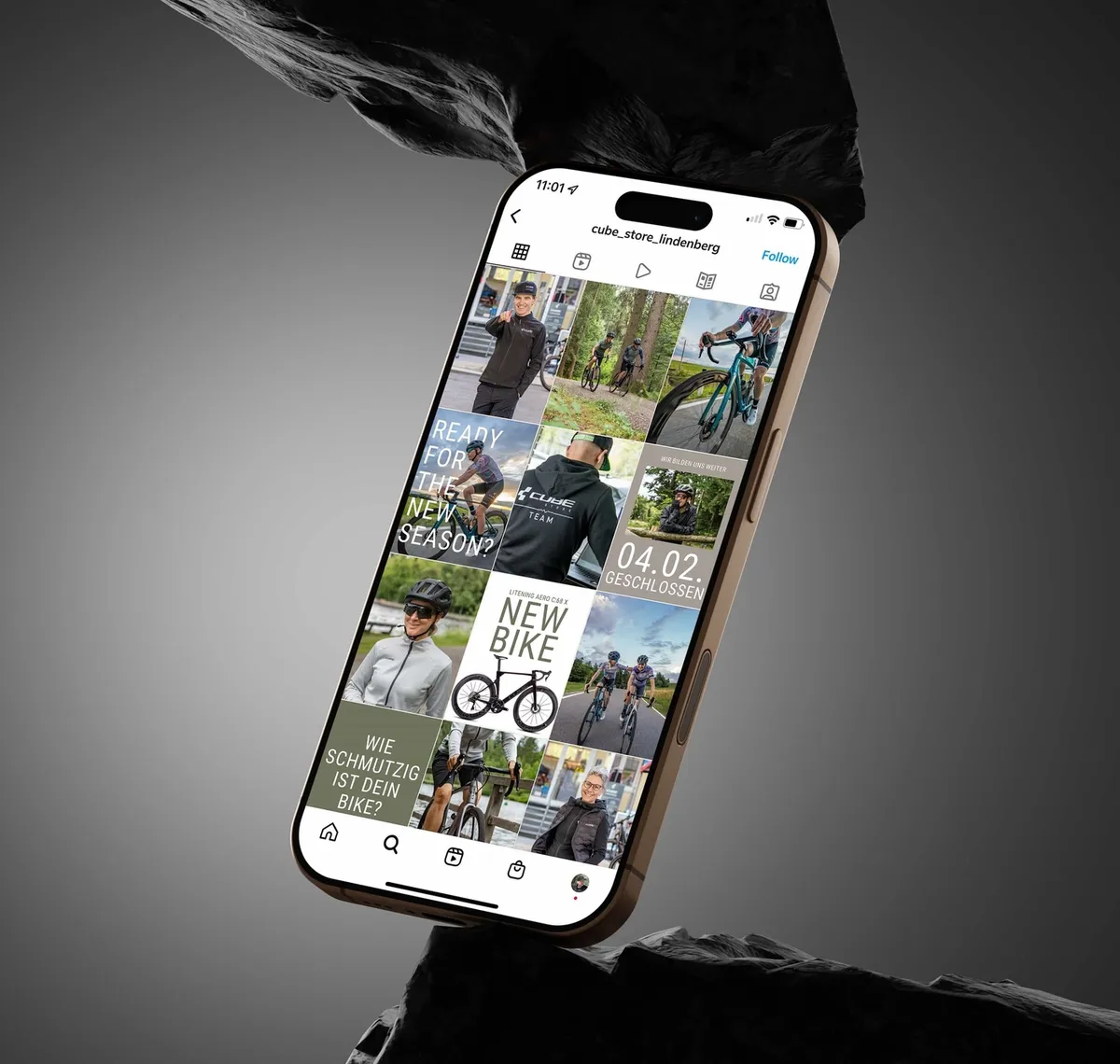 CUBE Store Lindenberg: Smartphone vor dunklem Hintergrund zeigt einen Instagram-Feed aus Bike-Aufnahmen mit der Ankündigung eines neuen Bikes