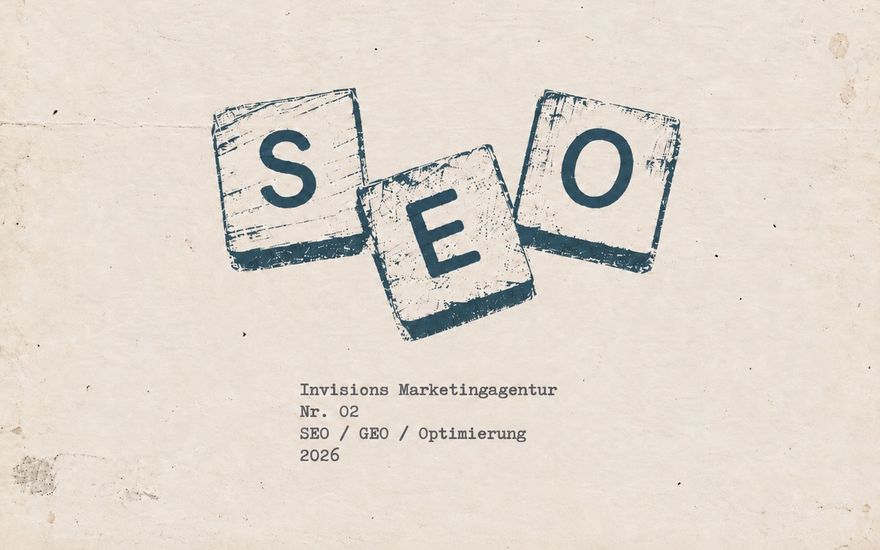 Druckgrafik auf vergilbtem Papier: drei schief ineinandergeschobene Stempelabdrücke mit den Buchstaben S, E und O in dunklem Blau, darunter getippt Invisions Marketingagentur, Nr. 02, SEO / GEO / Optimierung, 2026