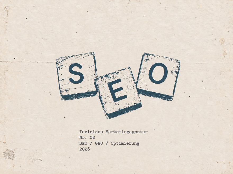 Druckgrafik auf vergilbtem Papier: drei schief ineinandergeschobene Stempelabdrücke mit den Buchstaben S, E und O in dunklem Blau, darunter getippt Invisions Marketingagentur, Nr. 02, SEO / GEO / Optimierung, 2026