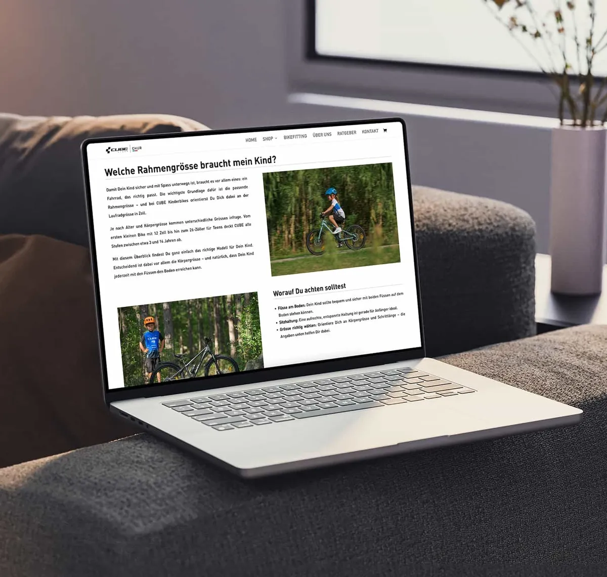 CUBE STORE CHUR: Laptop auf einem Sofa zeigt den Online-Ratgeber des CUBE Store Chur zur Rahmengröße für Kinderräder