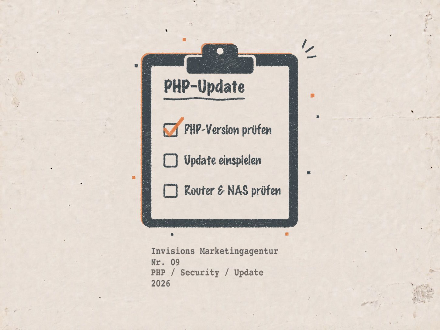 Druckgrafik auf vergilbtem Papier: ein gestempeltes Klemmbrett in dunklem Blau mit der Überschrift PHP-Update und drei Kästchen, PHP-Version prüfen, Update einspielen, Router & NAS prüfen, das erste mit orangefarbenem Haken, darunter getippt Invisions Marketingagentur, Nr. 09, PHP / Security / Update, 2026