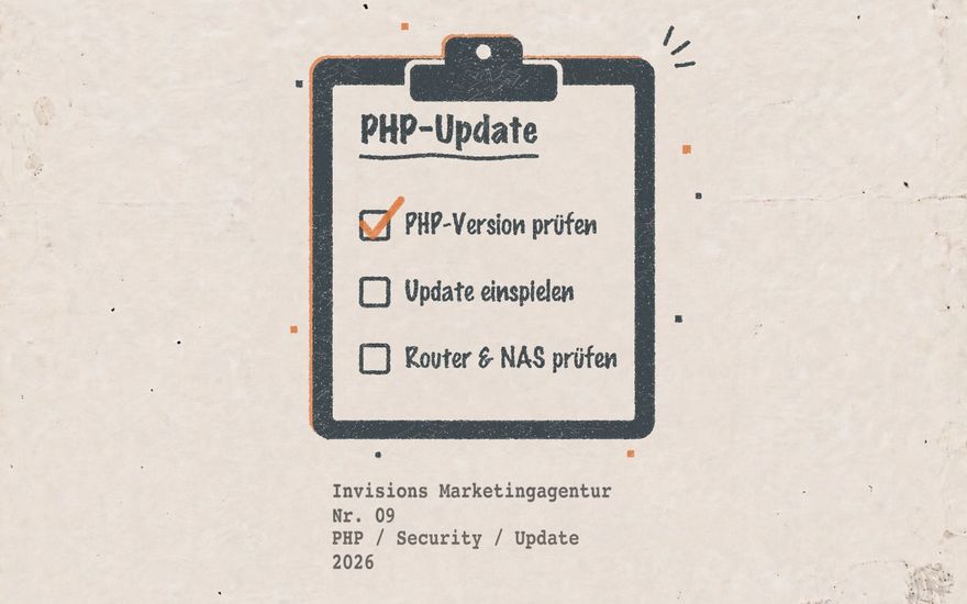 Druckgrafik auf vergilbtem Papier: ein gestempeltes Klemmbrett in dunklem Blau mit der Überschrift PHP-Update und drei Kästchen, PHP-Version prüfen, Update einspielen, Router & NAS prüfen, das erste mit orangefarbenem Haken, darunter getippt Invisions Marketingagentur, Nr. 09, PHP / Security / Update, 2026