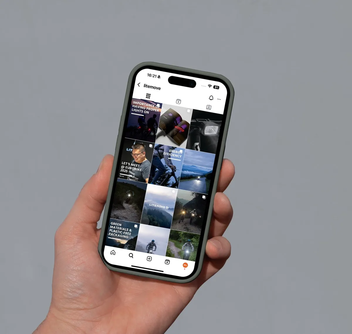 Litemove: Hand hält ein Smartphone mit einem Instagram-Raster aus Outdoor- und Bike-Aufnahmen