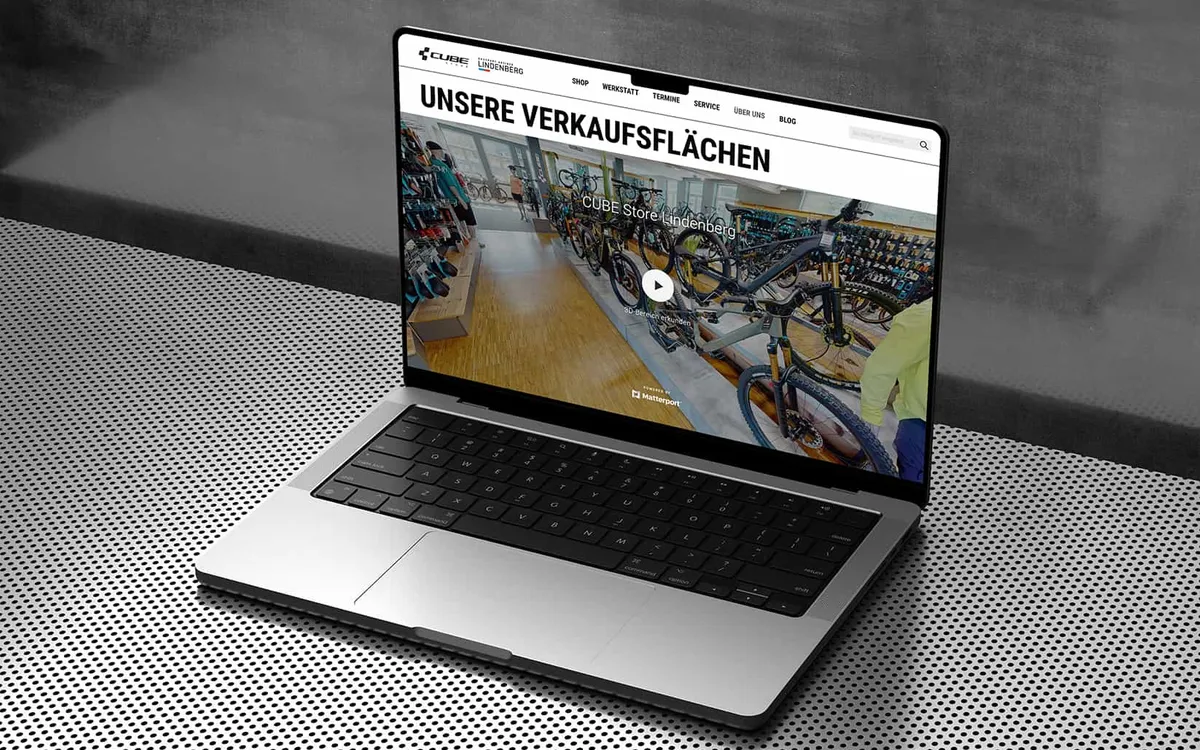 Matterport-Rundgang: Laptop zeigt den Websitebereich „Unsere Verkaufsflächen" mit einem Rundgang durch den Fahrradladen