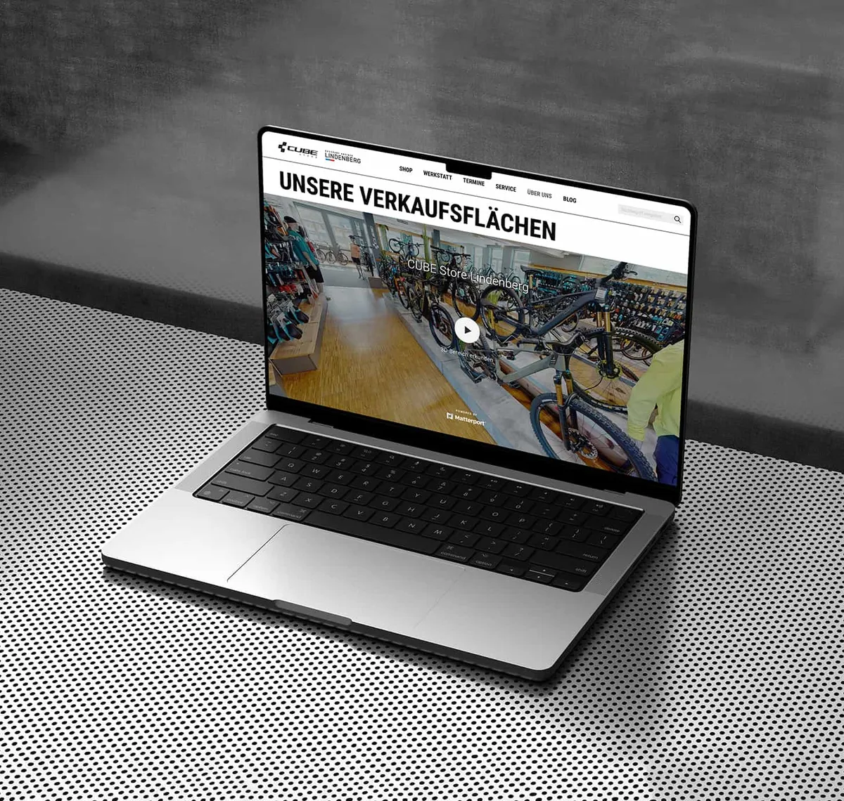 CUBE Store Lindenberg: Laptop zeigt den Websitebereich „Unsere Verkaufsflächen" mit einem Rundgang durch den Fahrradladen