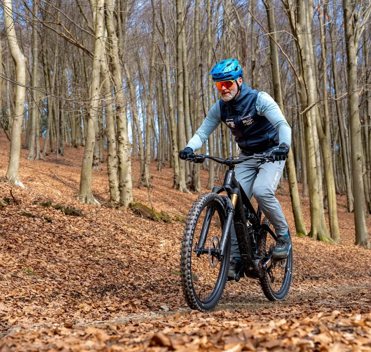 CUBE STORE CHUR: Mountainbiker auf einem E-Bike im herbstlichen Buchenwald