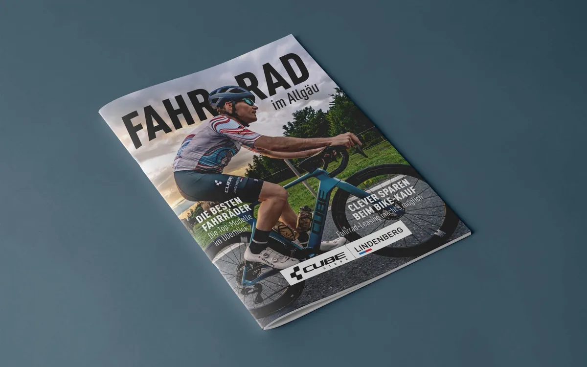 Magazin-Design: Broschüre „Fahrrad im Allgäu" von CUBE Lindenberg mit einem Rennradfahrer auf dem Titel