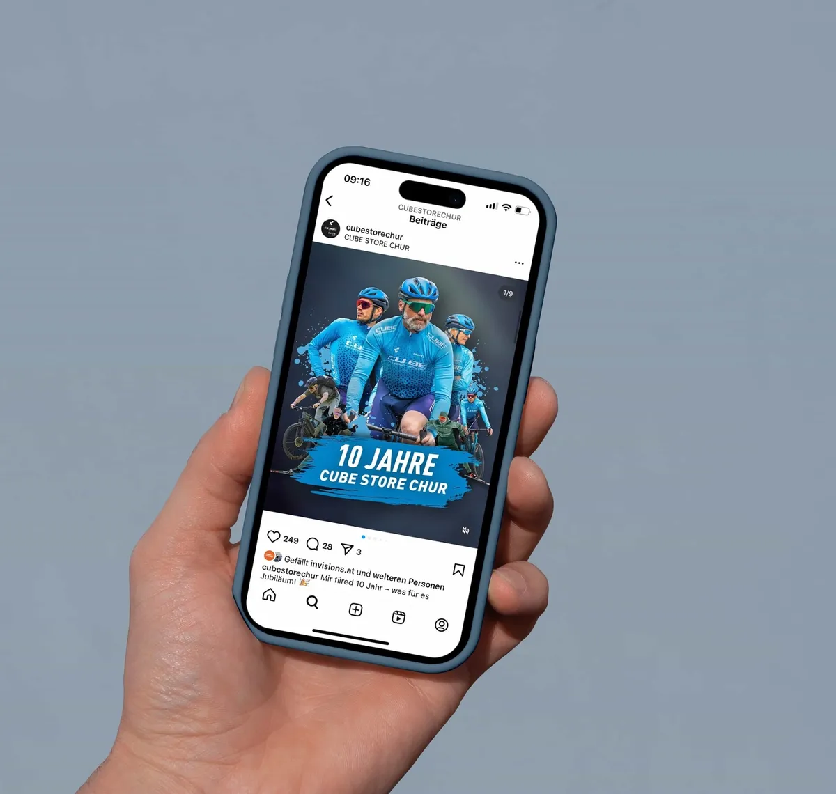 CUBE STORE CHUR: Hand hält ein Smartphone mit dem Kampagnenmotiv „10 Jahre CUBE Store Chur"