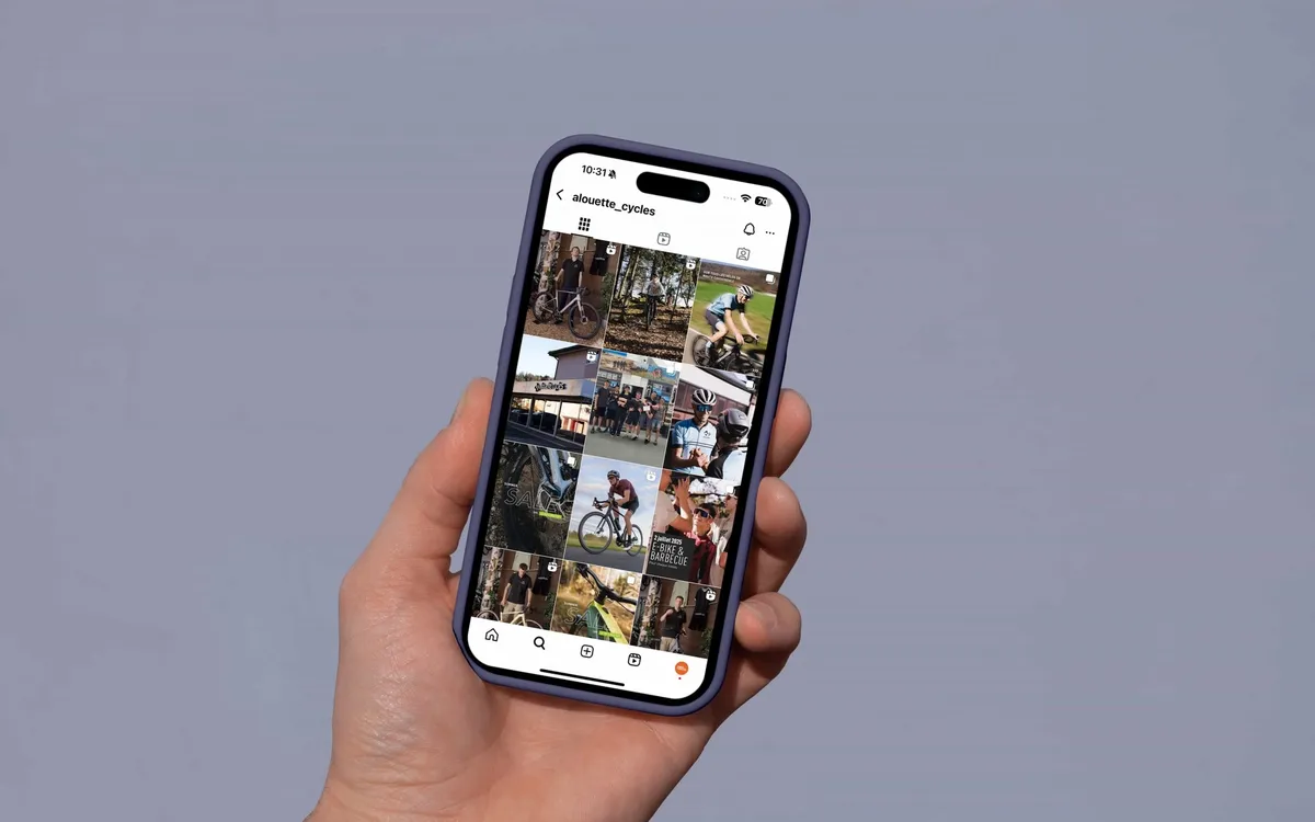 Angebots- und Produktgestaltung: Hand hält ein Smartphone mit einem Instagram-Raster aus Bike- und Eventaufnahmen