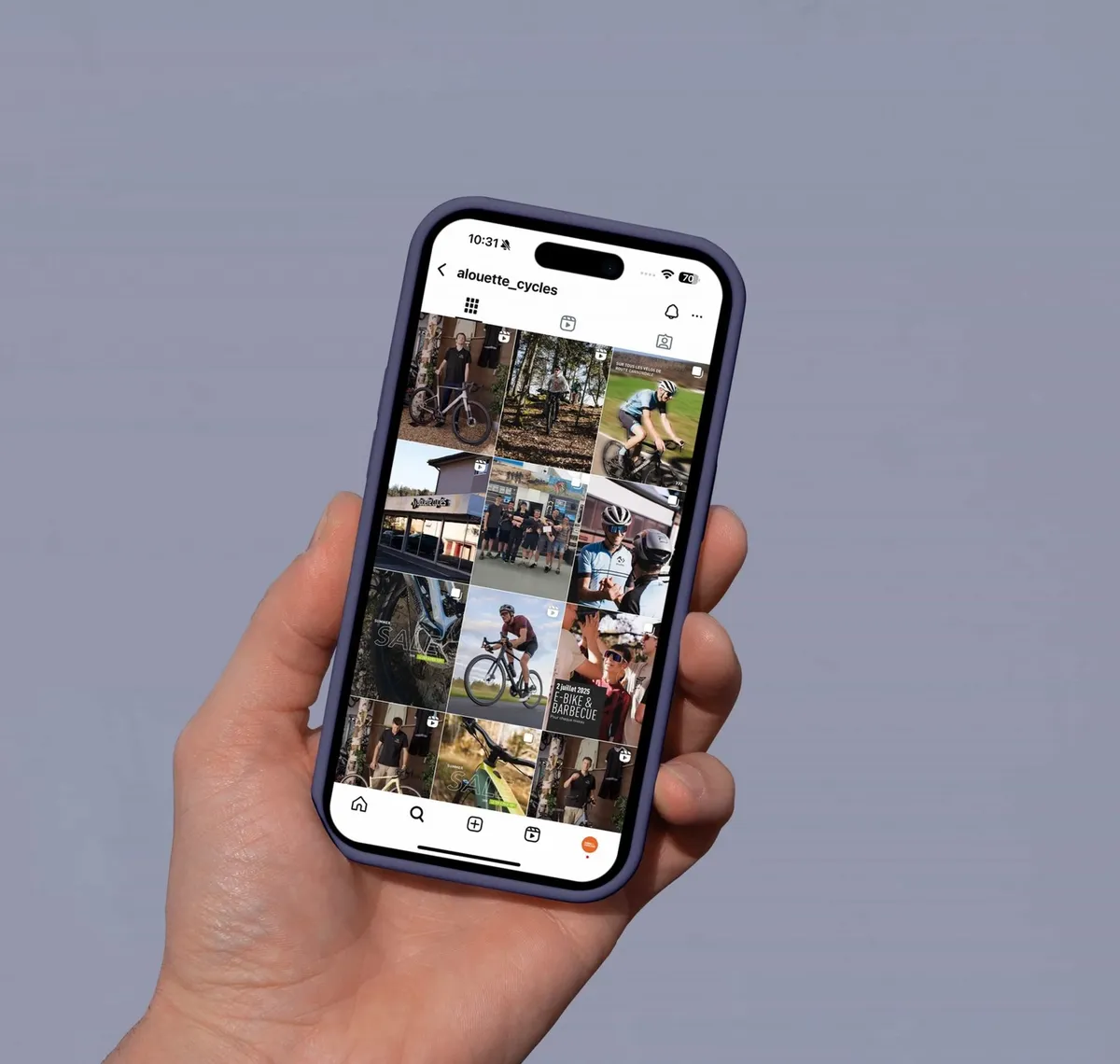 Alouettes Cycles: Hand hält ein Smartphone mit einem Instagram-Raster aus Bike- und Eventaufnahmen