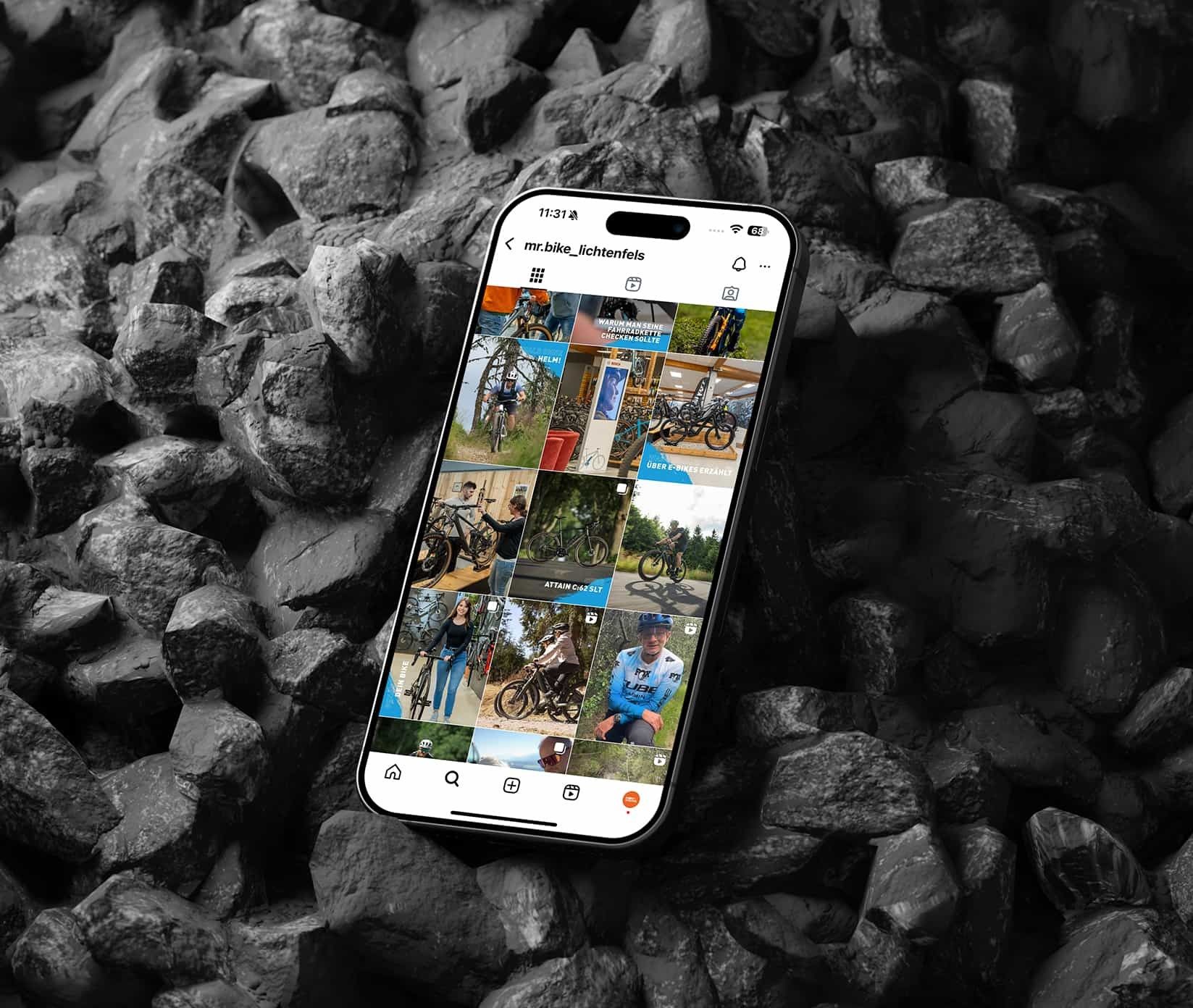 Mr. Bike: Smartphone auf Steinen zeigt den Instagram-Auftritt von mr.bike_lichtenfels
