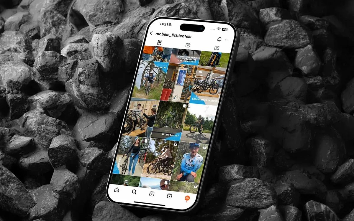 Mr. Bike: Smartphone auf Steinen zeigt den Instagram-Auftritt von mr.bike_lichtenfels