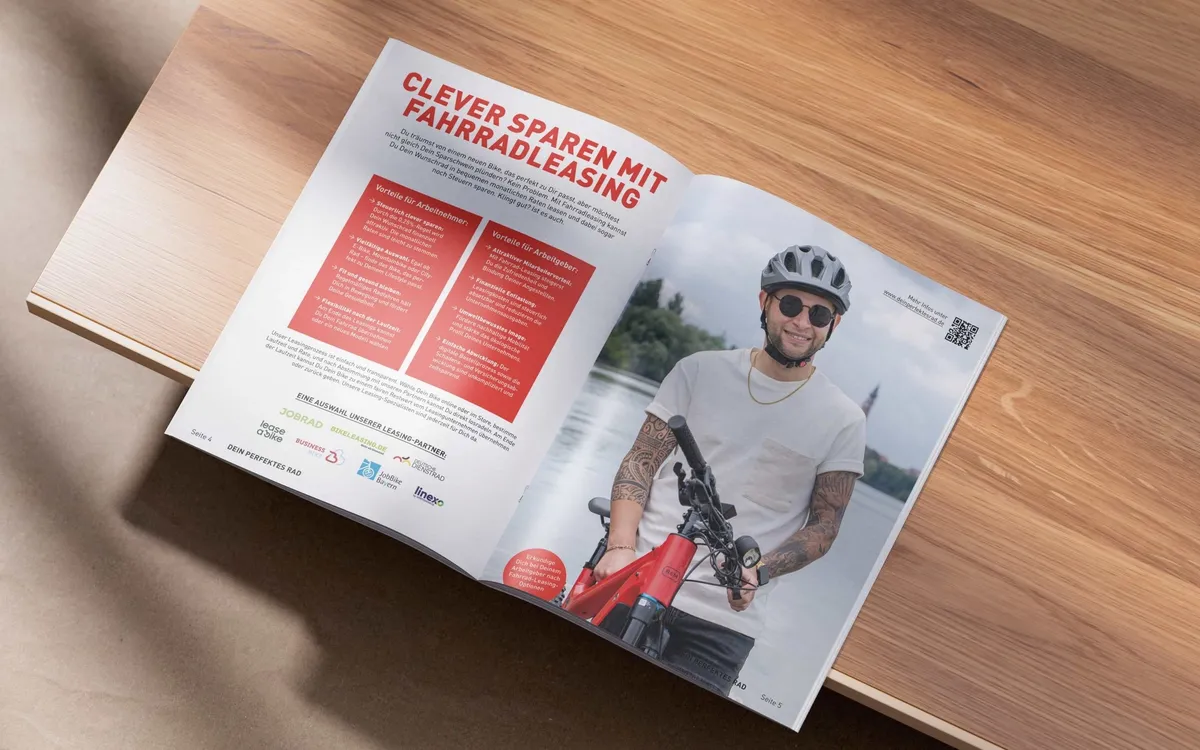 Dein perfektes Rad: Aufgeschlagenes Magazin auf einem Holztisch mit der Doppelseite „Clever sparen mit Fahrradleasing"