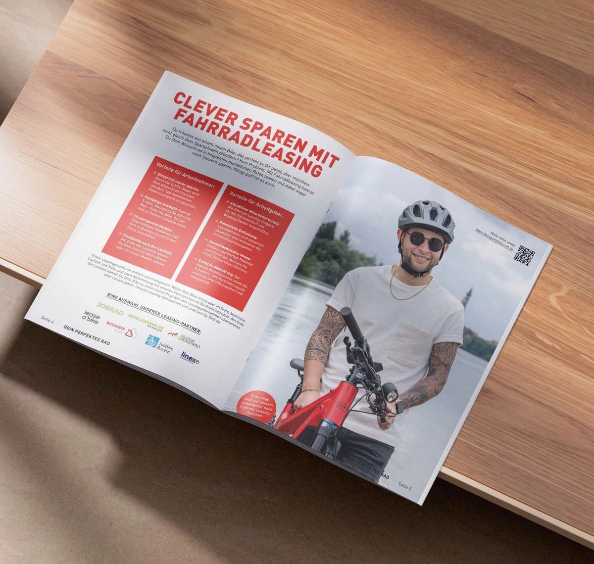 Dein perfektes Rad: Aufgeschlagenes Magazin auf einem Holztisch mit der Doppelseite „Clever sparen mit Fahrradleasing"