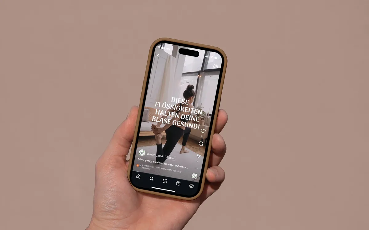 Fotoproduktion: Hand hält ein Smartphone mit einem APOfit-Reel zur Blasengesundheit