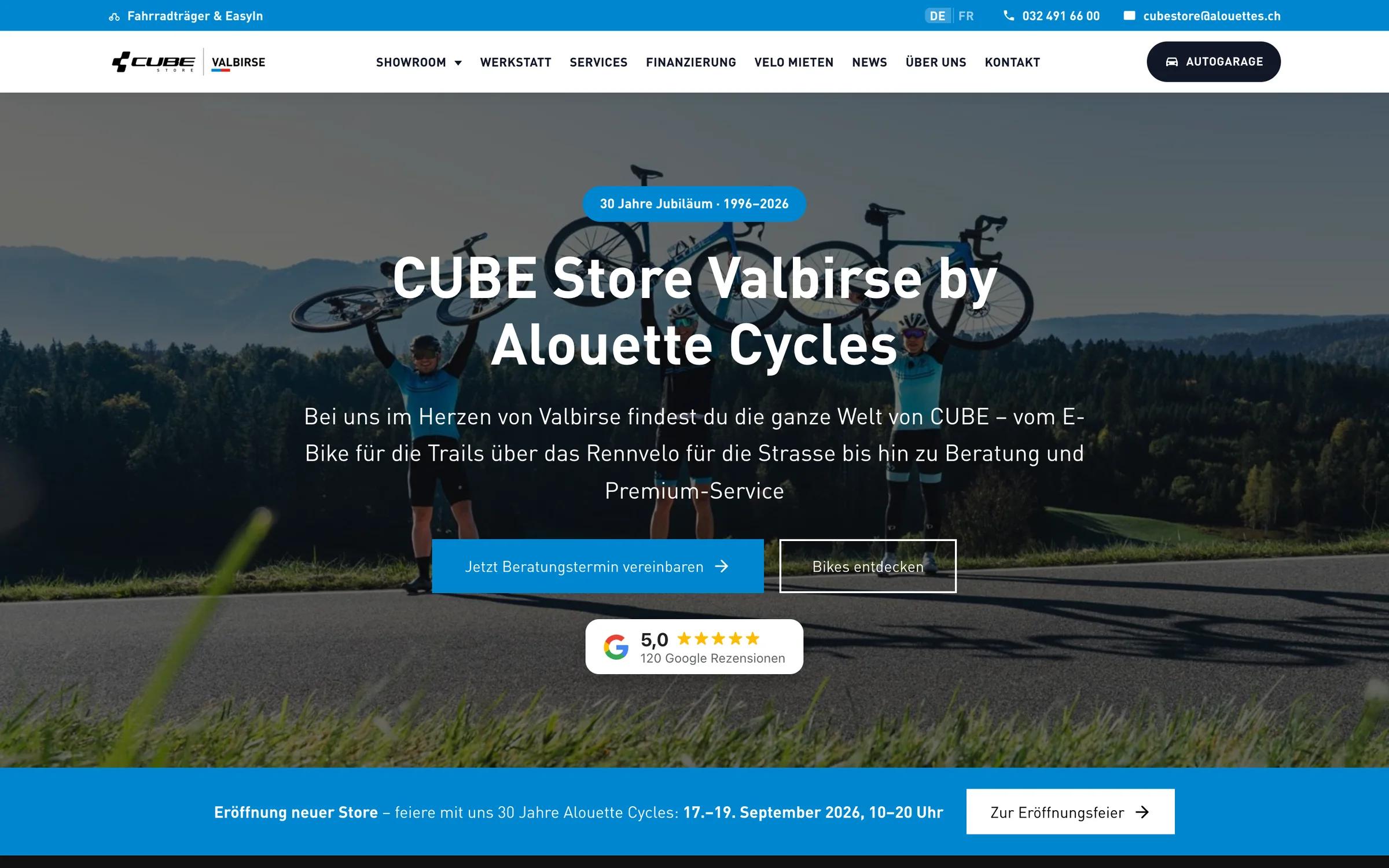 CUBE Store Valbirse: Die Startseite von cubestorevalbirse.ch mit den drei Fahrern, die ihre Räder über den Kopf heben.
